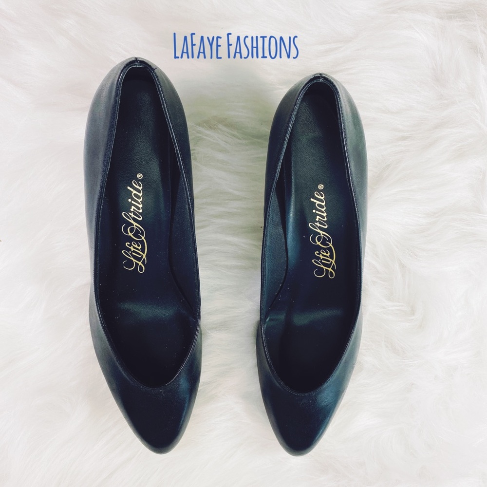 LIFE STRIDE PUMPS in NAVY BLUE COLOR in EUC